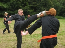 Lasse tager imod jodan mawashi geri fra sensei Martin...