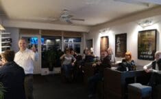 Forventningsfulde og nervøse forældre til junior-begynder-gradueringen i november 2019